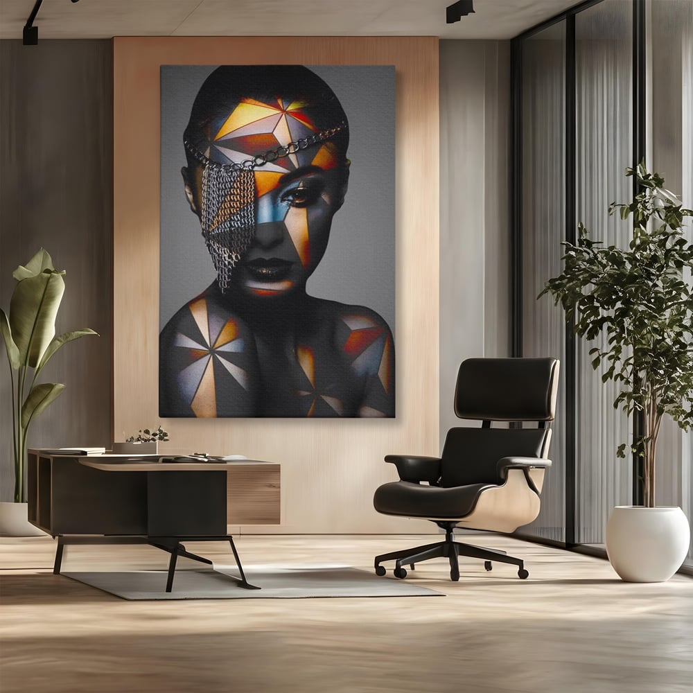 Tablou canvas cu tablou canvas cu portret feminin si lanturi, fara rama, pe sasiu de lemn, pe perete intr-un birou